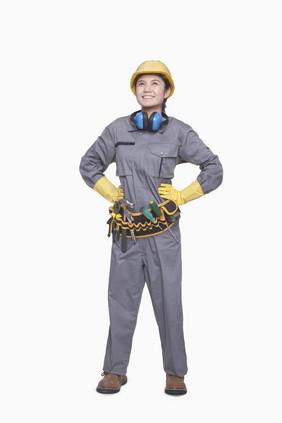 戴着安全帽的女工人工地施工建设安全信心