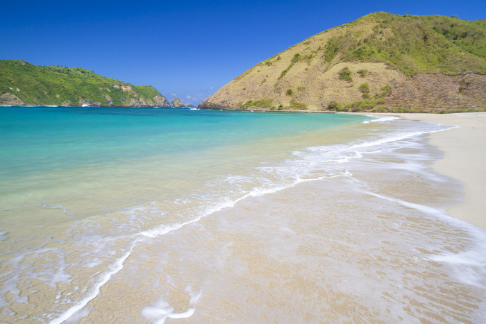 海边沙滩海水夏天度假旅游风景摄影图