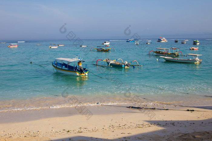 蓝色调海边船只摄影图