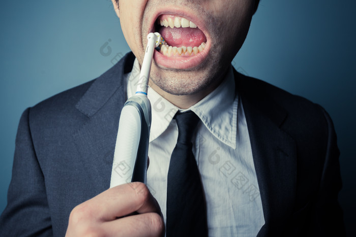 刷牙的男人摄影图