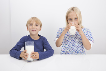 灰色调在<strong>喝牛奶</strong>的孩子摄影图