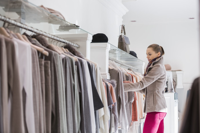 简约风挑服装的女人摄影图