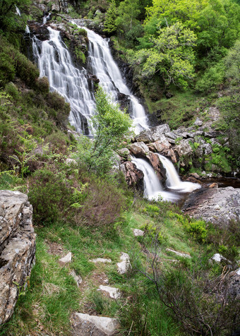 绿色调美丽山中的瀑布摄影图