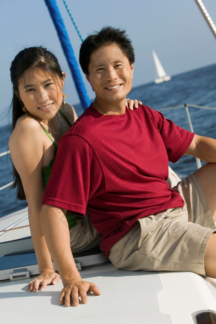 蓝色调坐船玩的夫妻摄影图