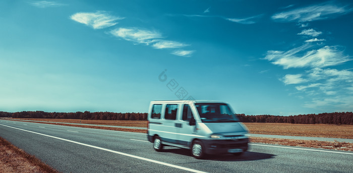 公路行驶的汽车