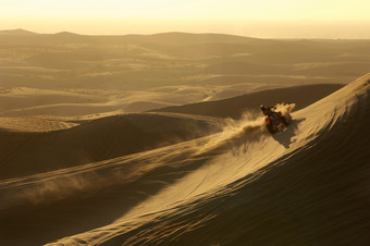 深色调沙漠中的摩托摄影图
