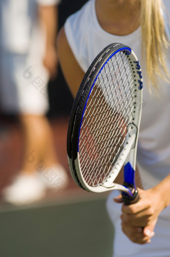 暗色调在打<strong>网球</strong>的人摄影图