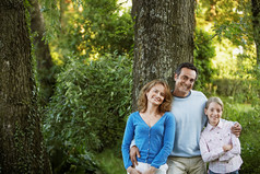 深色调树林中的家人摄影图