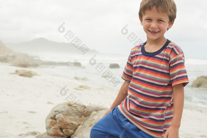简约在海边的小男孩摄影图