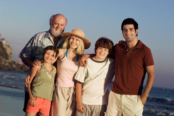 深色调海边观景的家人摄影图