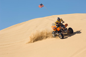 清新在沙漠中开摩托摄影图