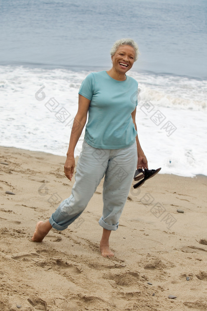 简约海边的老妇人摄影图
