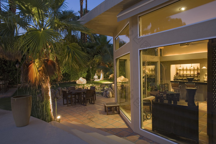 暗色调灯光中的房屋摄影图