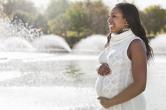 深色调快乐的黑人孕妇摄影图
