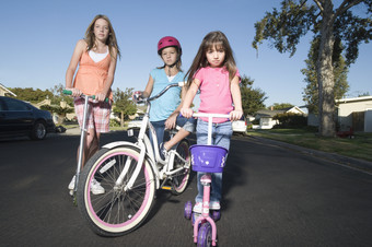 户外骑自行车的儿童