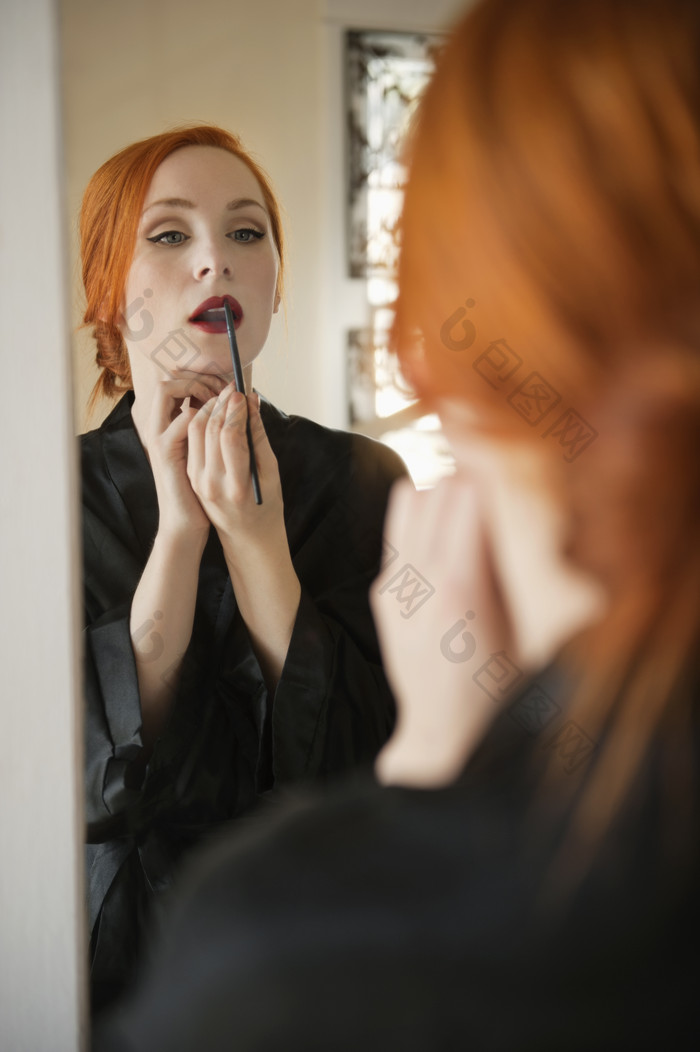 嘴唇化妆的女人摄影图