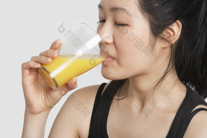 喝果汁的黑发女人摄影图