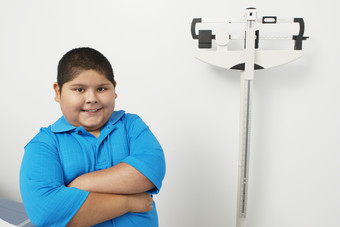 肥胖的小男孩摄影图