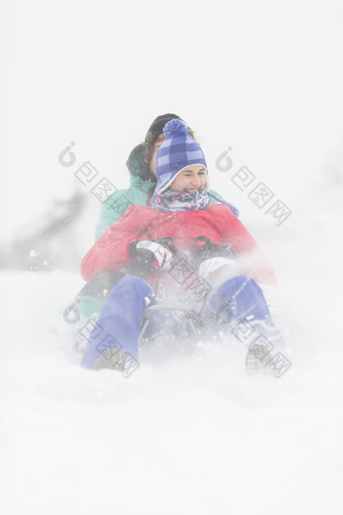 浅色调玩雪的人摄影图