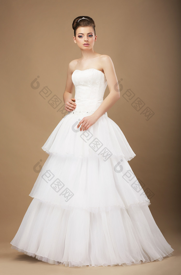 褶边白色婚裙美女图片摄影图