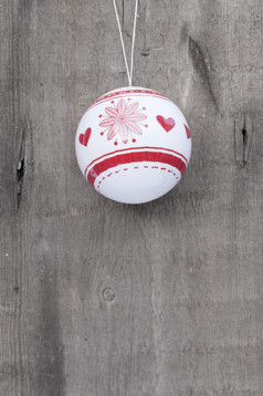 木板上的圣诞节圆球装饰
