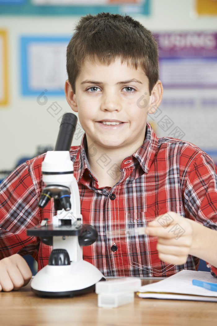 简约风格用显微镜的学生摄影图