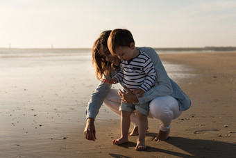 海边和宝宝一起玩耍的幸福时光