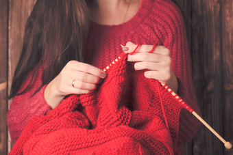 织红色毛衣的长发女人
