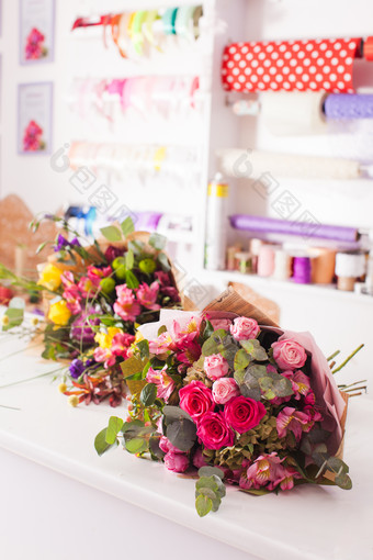 花店里包着的鲜花花束