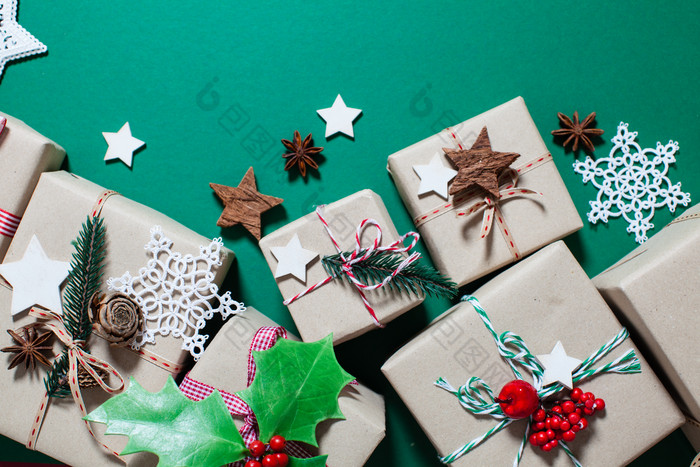 圣诞节礼盒和星星饰品