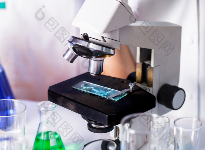 显微镜分析细胞的摄影图