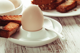 桌子上的早餐鸡蛋面包