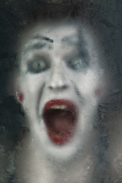 暗色调惊恐的小丑摄影图