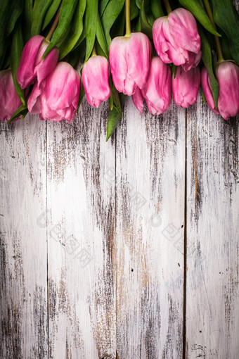 木板上的粉色鲜花