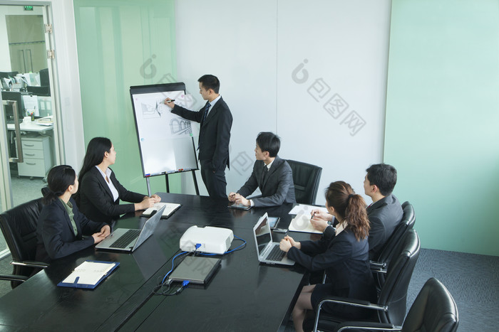 公司会议室开会的员工图片-包图网