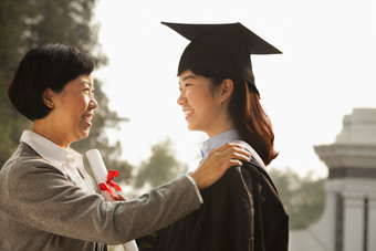 学生学校<strong>学士帽</strong>女人妈妈毕业开心的摄影照片