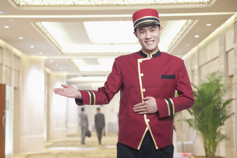 酒店招待服务员穿着制服的男人<strong>微笑</strong>站着摄影
