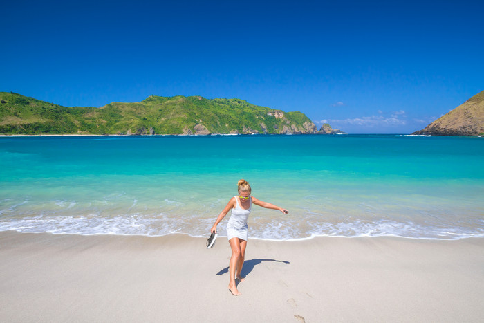 旅游女人假期海边沙滩大海风景摄影图