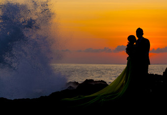 海滩上拍婚纱照的夫妻