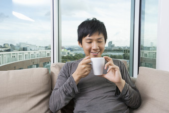 简约风在喝茶的男人摄影图