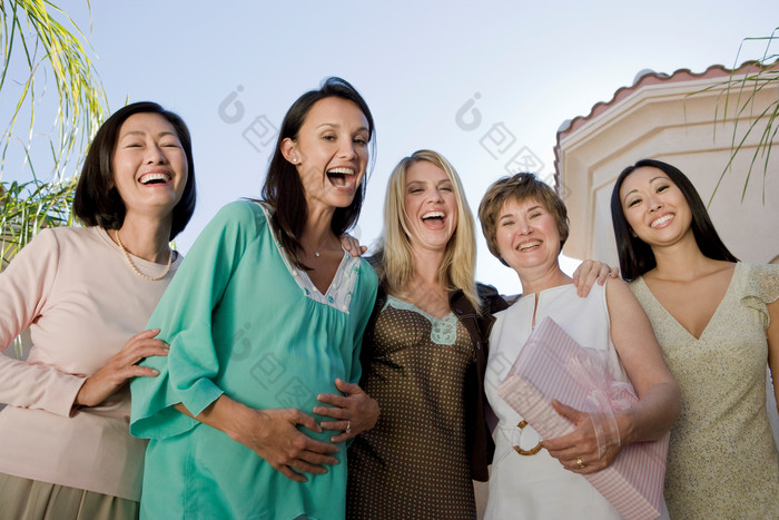 深色调快乐的一群女人摄影图