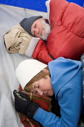 帐篷睡觉的老年夫妻
