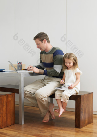 玩电脑的男人和小女孩