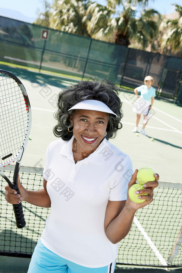 打网球健身的老年人