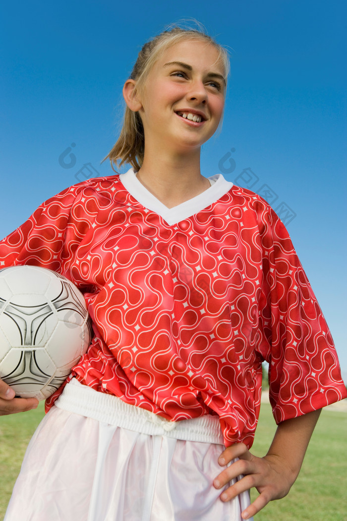 踢足球的女孩运动员