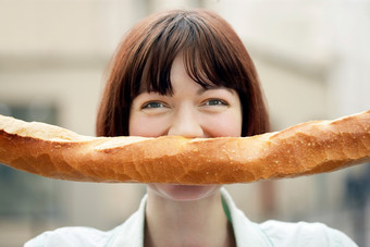 简约拿长面包的女孩摄影图