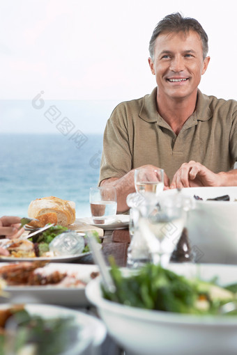 清新吃大餐的男人摄影图