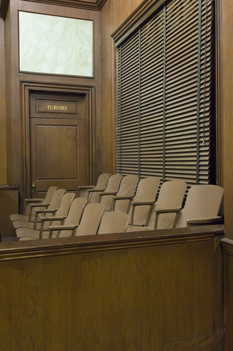暗色调法庭座位摄影图