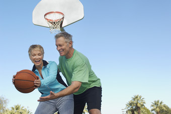 玩篮球的老年夫妻
