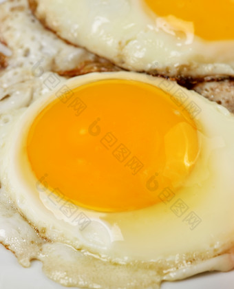 深色调煎鸡蛋摄影图